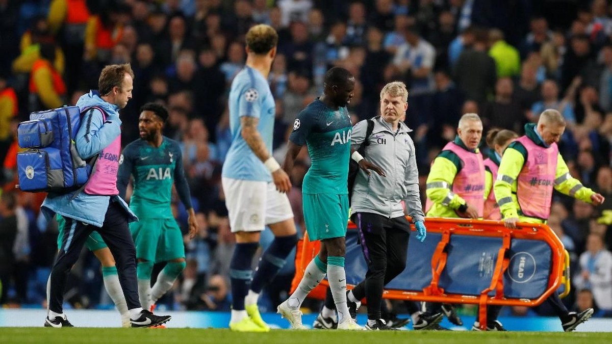 Gelandang Tottenham Moussa Sissoko tak sadar timnya menyingkirkan Manchester City untuk maju ke semifinal Liga Champions. (Foto: Phil Noble / Reuters)