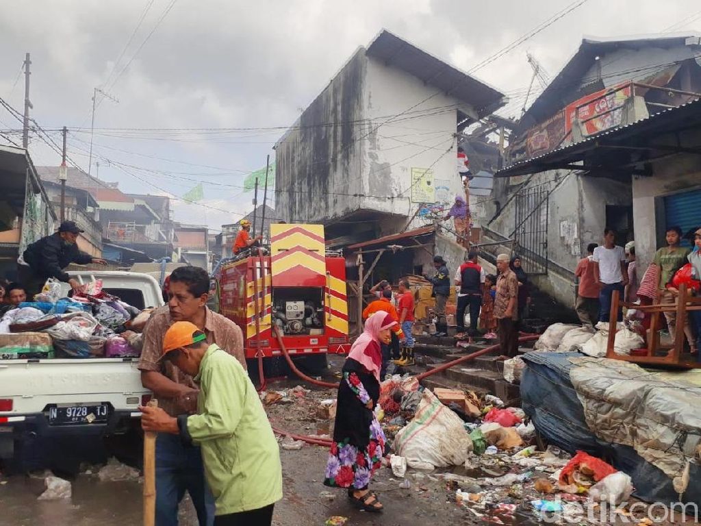 Polisi Sebut Ada 350 Kios Terbakar di Pasar Lawang Polisi Sebut Ada 350 Kios Terbakar di Pasar Lawang