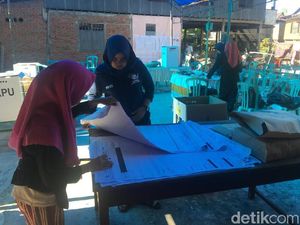 Kisah Petugas TPS di Sulbar, Rela Tak Tidur Demi Hitung Suara