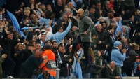 Di depan pendukungnya, Guardiola melompat tinggi saking senangnya. Saat itu, City unggul 5-3 di injury time sehingga hampir pasti The Citizen yang berhak ke semifinal. (Foto: Andrew Yates/Reuters)
