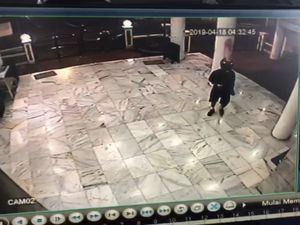 Ini Ciri-ciri Pria Misterius yang Coret Masjid di Cilandak