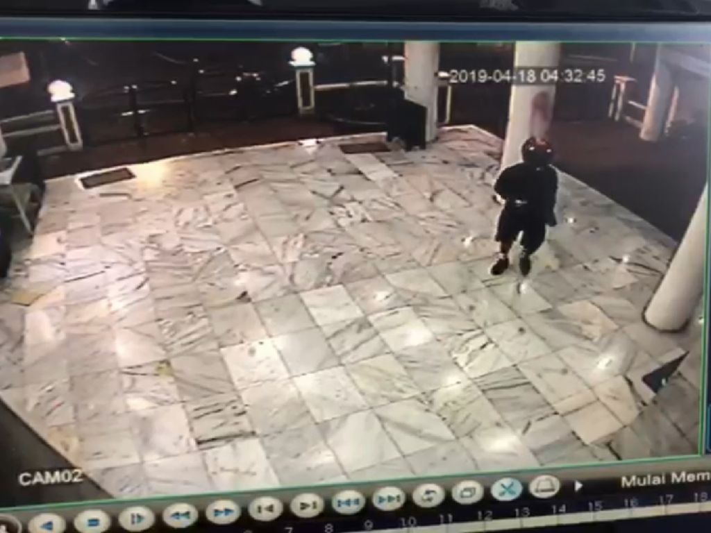 Usut Pencoret Masjid di Cilandak, Polisi Cek CCTV Usut Pencoret Masjid di Cilandak, Polisi Cek CCTV