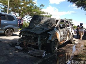 Mobil Pak Guru di Pangkep Sulsel Terbakar Usai Isi Bensin