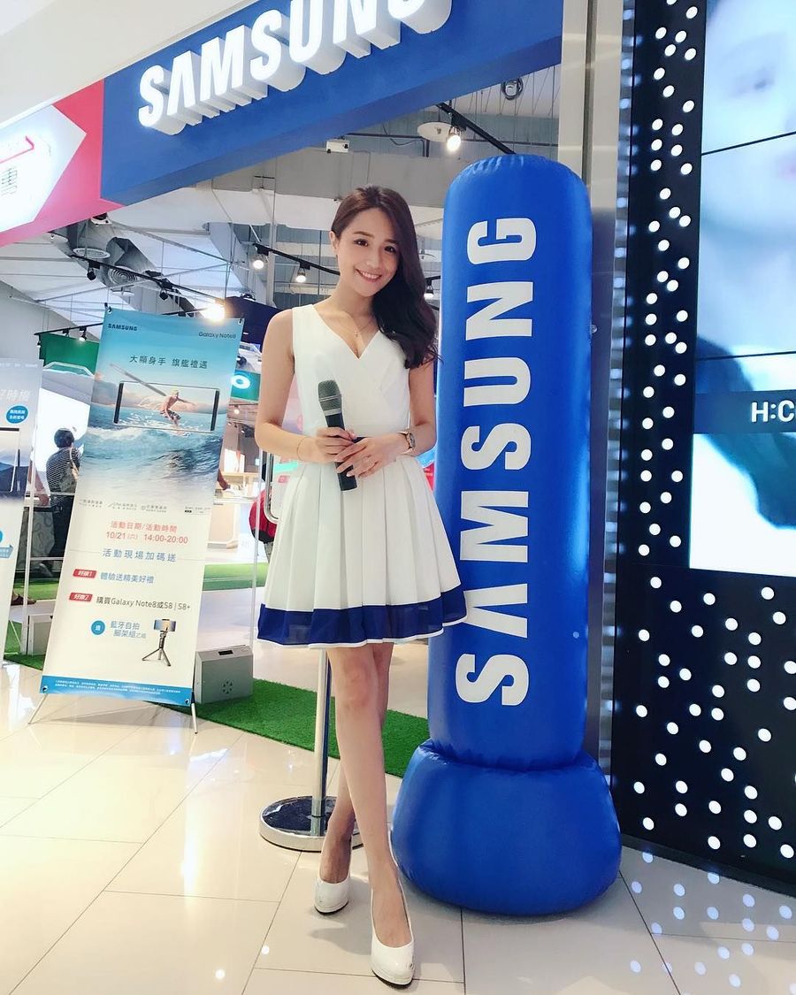 Kecantikan Hebbe Cheng pun membuatnya didaulat untuk menjadi acara-acara brand ternama, sebut saja Samsung, Honda, hingga Intel. Bisa dibilang jika ia adalah SPG internasional karena telah keliling beberapa negara untuk menjalani profesi itu.