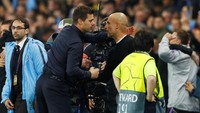 Adapun Tottenham yang tetap lolos ke semifinal, meski hanya bikin tiga gol melalui dua kali aksi Son Heung-min dan satu gol Fernando Llorente. Pochettino menyalami Guardiola usai laga, yang masih terlihat cukup kecewa akibat City gagal ke semifinal akibat golnya di injury time dibatalkan VAR. (Foto: Phil Noble/Reuters)