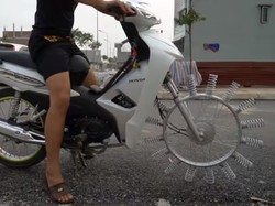 Konyol, Motor Ini Pakai Roda dari Per