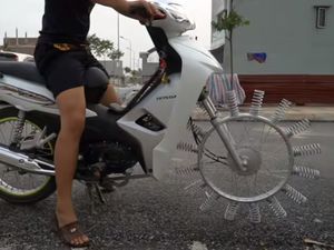 Konyol, Motor Ini Pakai Roda dari Per Konyol, Motor Ini Pakai Roda dari Per