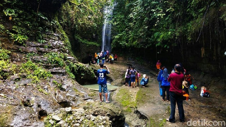 Wisatawan di Curup Kaliurip, Purworejo (Rinto/detikcom) Wisatawan di Curup Kaliurip, Purworejo (Rinto/detikcom)