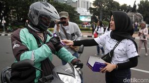 Pilpres Berlangsung Damai, Pendukung Jokowi Bagi-bagi Cokelat
