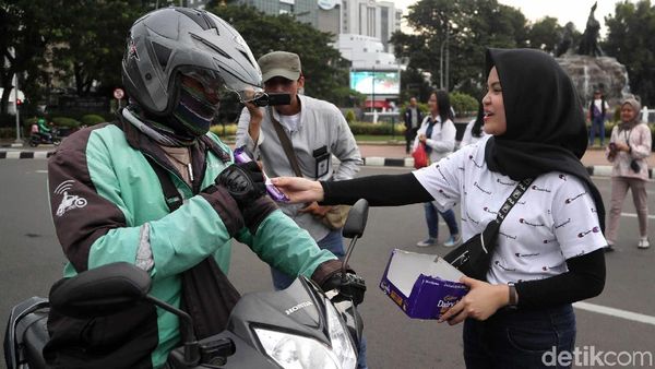 Pilpres Berlangsung Damai, Pendukung Jokowi Bagi-bagi Cokelat