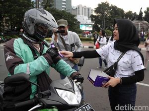 Pilpres Berlangsung Damai, Pendukung Jokowi Bagi-bagi Cokelat