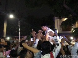 Prabowo Pulang ke Hambalang, Diiringi Teriakan Pendukung