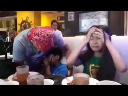 Mengharukan! Seorang Ayah Pura-pura Jadi Pelayan Untuk Beri Kejutan Anaknya