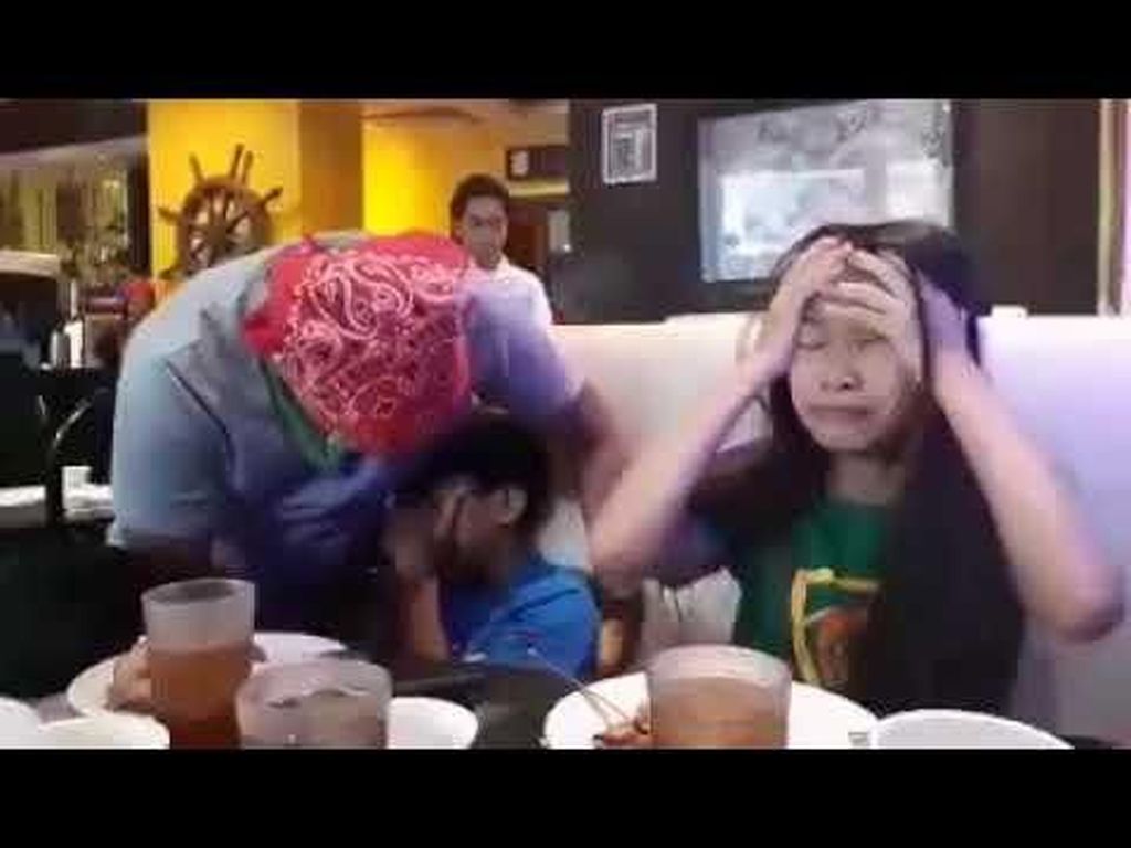 Mengharukan! Seorang Ayah Pura-pura Jadi Pelayan Untuk Beri Kejutan Anaknya Mengharukan! Seorang Ayah Pura-pura Jadi Pelayan Untuk Beri Kejutan Anaknya