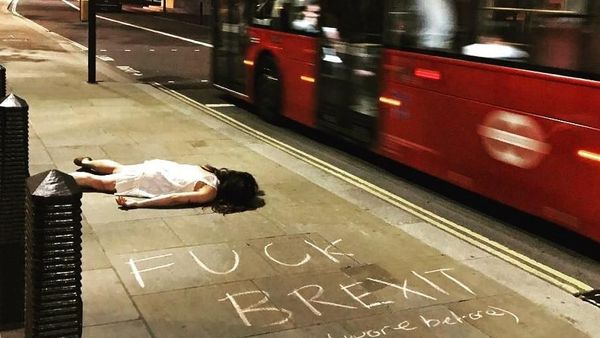 Wanita Ini Populer karena Pose ala Orang Mati Saat Traveling Keliling Dunia