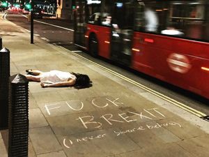 Wanita Ini Populer karena Pose ala Orang Mati Saat Traveling Keliling Dunia