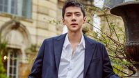 Foto: Gaya Liburannya Sehun, Personil Exo yang Punya Senyum Manis