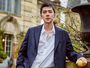 Foto: Gaya Liburannya Sehun, Personil Exo yang Punya Senyum Manis
