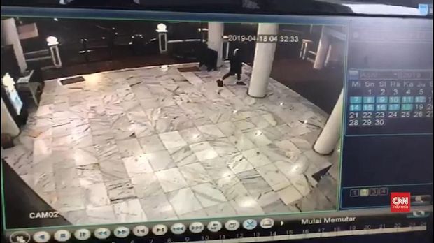 Gambar rekaman CCTV di Masjid Al-Hikmah.