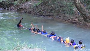 Foto: Asyiknya Body Rafting Menaklukkan Sungai Citumang