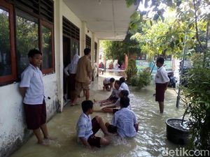 Banjir Luapan Anak Bengawan Solo Rendam Sekolah di Lamongan