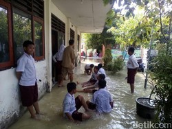 Banjir Luapan Anak Bengawan Solo Rendam Sekolah di Lamongan