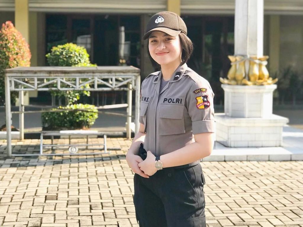 Ini Polwan Cantik Bripda Kiki yang Viral karena Senyumnya Bikin Pemilu Sejuk Ini Polwan Cantik Bripda Kiki yang Viral karena Senyumnya Bikin Pemilu Sejuk