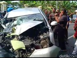 Sopir Diduga Mengantuk, Mobil Anggota KPPS Bojonegoro Tabrak Truk