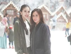 Lewat Foto Ini, Wulan Guritno Benarkan Sandra Dewi Hamil 5 Bulan?