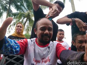 Yakin Menang, Relawan Jokowi di Banten Cukur Gundul dan Saweran