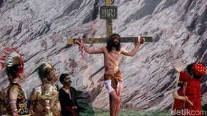 Melihat Prosesi Jalan Salib di Gereja St Fransiskus Asisi Tebet