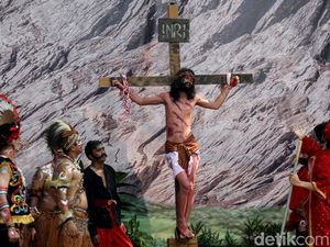 Melihat Prosesi Jalan Salib di Gereja St Fransiskus Asisi Tebet