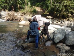 Perjuangan Berat Petugas Kawal Kotak Suara di Pedalaman Maros Sulsel