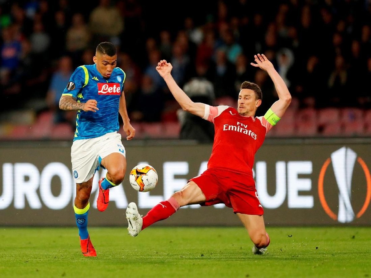 Aksi Laurent Koscielny saat mengawal lini belakang Arsenal melawan Napoli. (Foto: Matthew Childs/Action Images via Reuters)