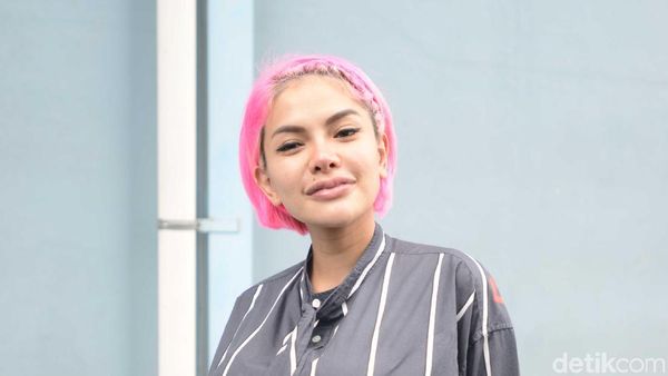 Hamil Besar, Nikita Mirzani Tetap Eksis