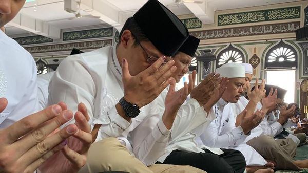 Momen Prabowo Salat Jumat hingga Sujud Syukur di Masjid Al-Azhar