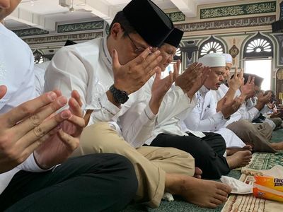 Momen Prabowo Salat Jumat hingga Sujud Syukur di Masjid Al-Azhar