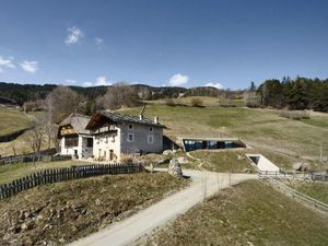 Ada Rumah di Dalam Bukit Lho, Ini Penampakannya