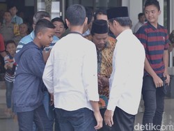 Usai Salat Jumat, Jokowi Sapa Warga di Masjid Istana Bogor