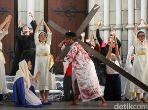 Gereja Katedral Gelar Visualisasi Jalan Salib Sambut Jumat Agung Gereja Katedral Gelar Visualisasi Jalan Salib Sambut Jumat Agung
