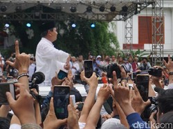 Prabowo Sapa Pendukung di Kertanegara Usai Salat Jumat