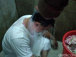 Pesimistis Lolos, Caleg Gerindra Mandi Kembang di Padepokan Anti Galau