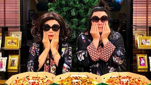 Gaya Kompak Duo Ibu Anak Fashionable dari Thailand Saat Makan