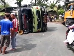 Penumpang Sepeda Motor Tewas Tertimpa Truk di Sukabumi