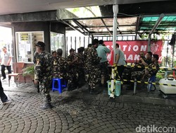 Polisi-GP Ansor Jaga Jumat Agung di Katedral Jakarta, Jemaat Khusyuk Ibadah