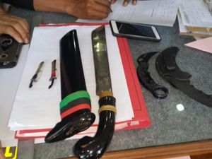 2 Remaja Bawa Golok Diamankan Polisi saat Menuju Rumah Prabowo 2 Remaja Bawa Golok Diamankan Polisi saat Menuju Rumah Prabowo