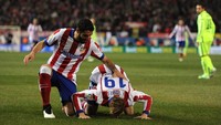 Meski bukan Muslim, Fernando Torres pernah merayakan golnya dengan bersujud syukur setelah mencetak gol kilat ke gawang Barcelona dalam laga leg II perempatfinal Copa del Rey 2014/15. Di akhir pertandingan, Atletico mesti mengakui keunggulan Barca 3-2. Foto: Getty Images