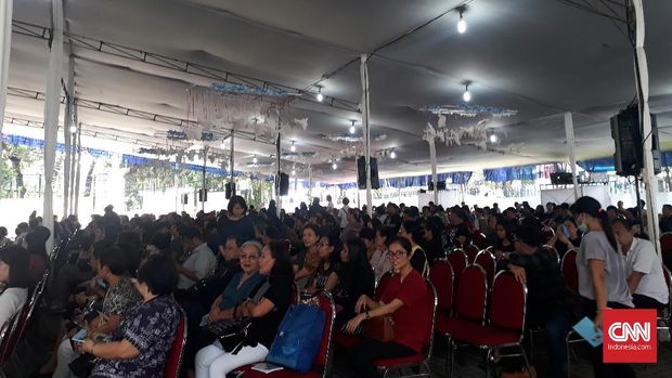 Umat Kristiani menjalani ibadah Jumat Agung di Gereja Katedral, Jakarta Pusat, Jumat (19/4).