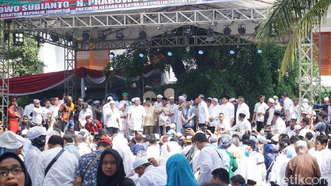 Berita Prabowo Disambut Selawat di Panggung Syukuran, Sandi Belum Terlihat Kamis 25 April 2024