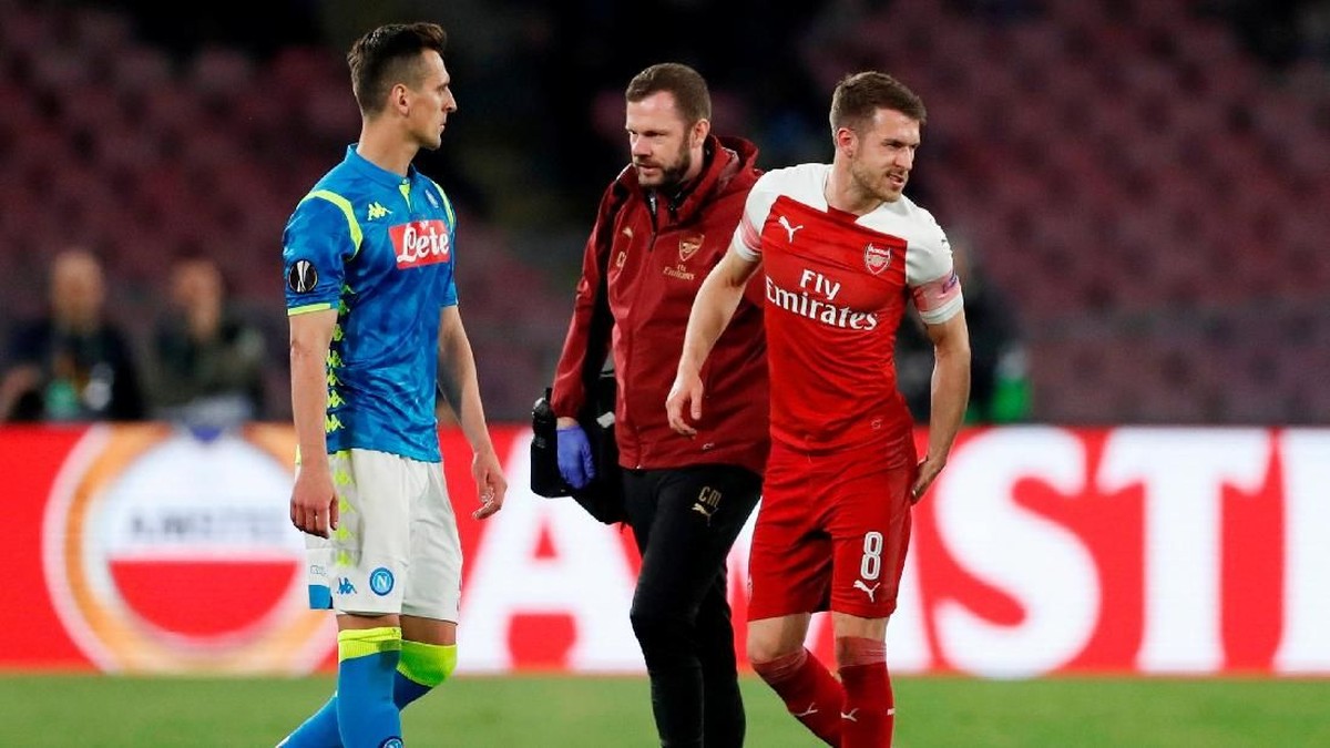 Aaron Ramsey mengalami cedera saat Arsenal menang atas Napoli di Liga Europa (Foto: Matthew Childs/Action Images via Reuters)
